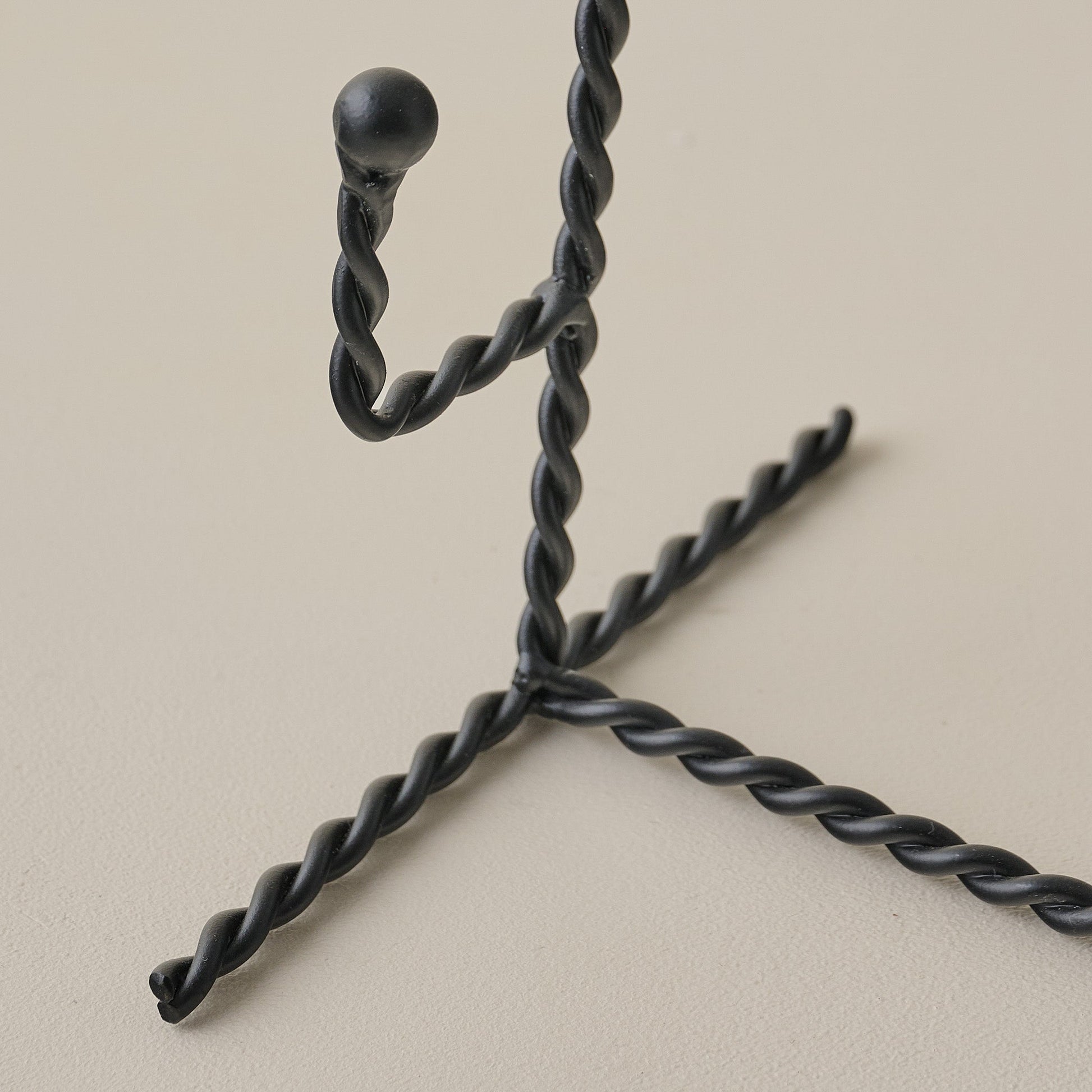 Twisted Metal Frame Easel